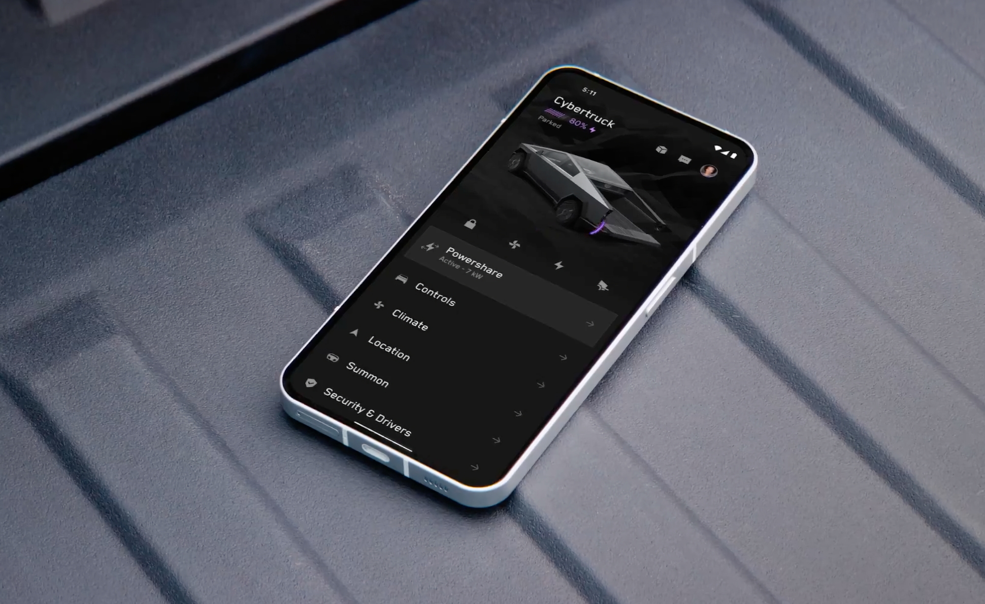 Un cameo inesperado: el Glyph-lit Nothing Phone (1) aparece en un anuncio de Tesla Cybertruck. Un cameo inesperado: el Glyph-lit Nothing Phone (1) aparece en un anuncio de Tesla Cybertruck.