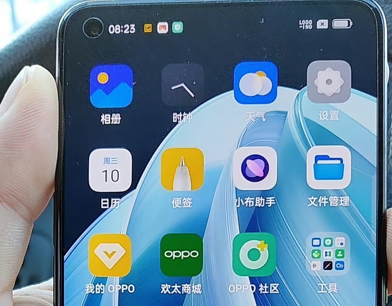 OPPO Reno 7 Pro con una pantalla 'agujereada' sin curvas y con biseles finos avistada en una foto OPPO Reno 7 Pro con una pantalla 'agujereada' sin curvas y con biseles finos avistada en una foto