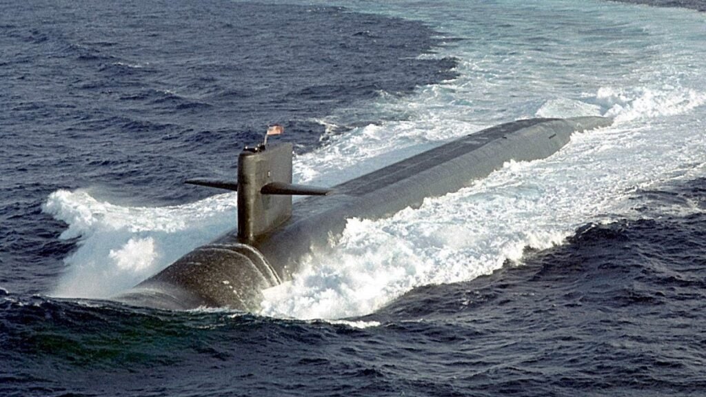 Un submarino estadounidense de propulsión nuclear de clase Ohio, que transporta 20 misiles balísticos intercontinentales Trident II y armas nucleares, ha llegado a Corea del Sur por primera vez desde 1981. Un submarino estadounidense de propulsión nuclear de clase Ohio, que transporta 20 misiles balísticos intercontinentales Trident II y armas nucleares, ha llegado a Corea del Sur por primera vez desde 1981.