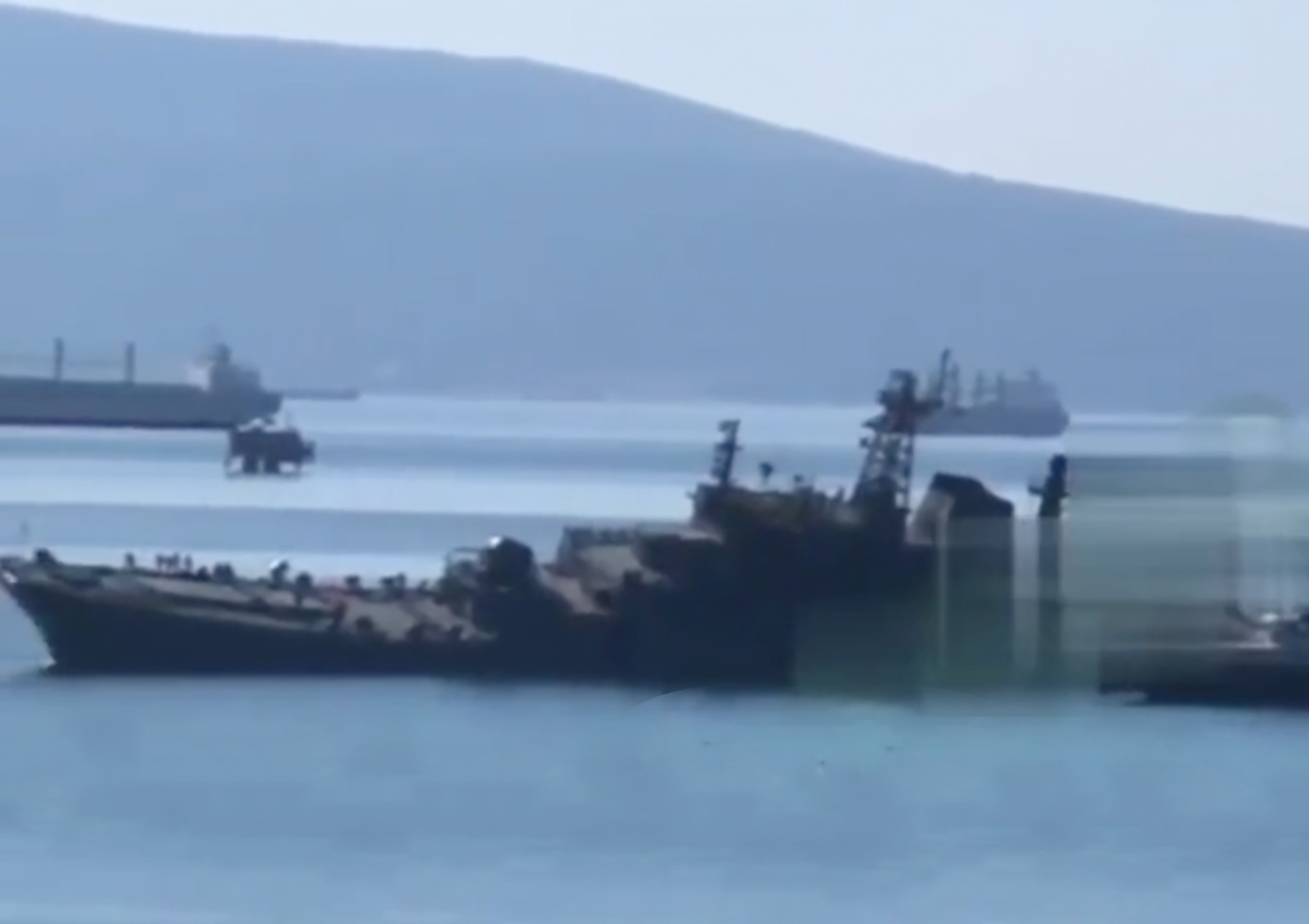 drones marítimos atacaron la base militar de rf en Novorosiysk, el ataque dañó el gran buque de desembarco Olenegorsk Miner drones marítimos atacaron la base militar de rf en Novorosiysk, el ataque dañó el gran buque de desembarco Olenegorsk Miner