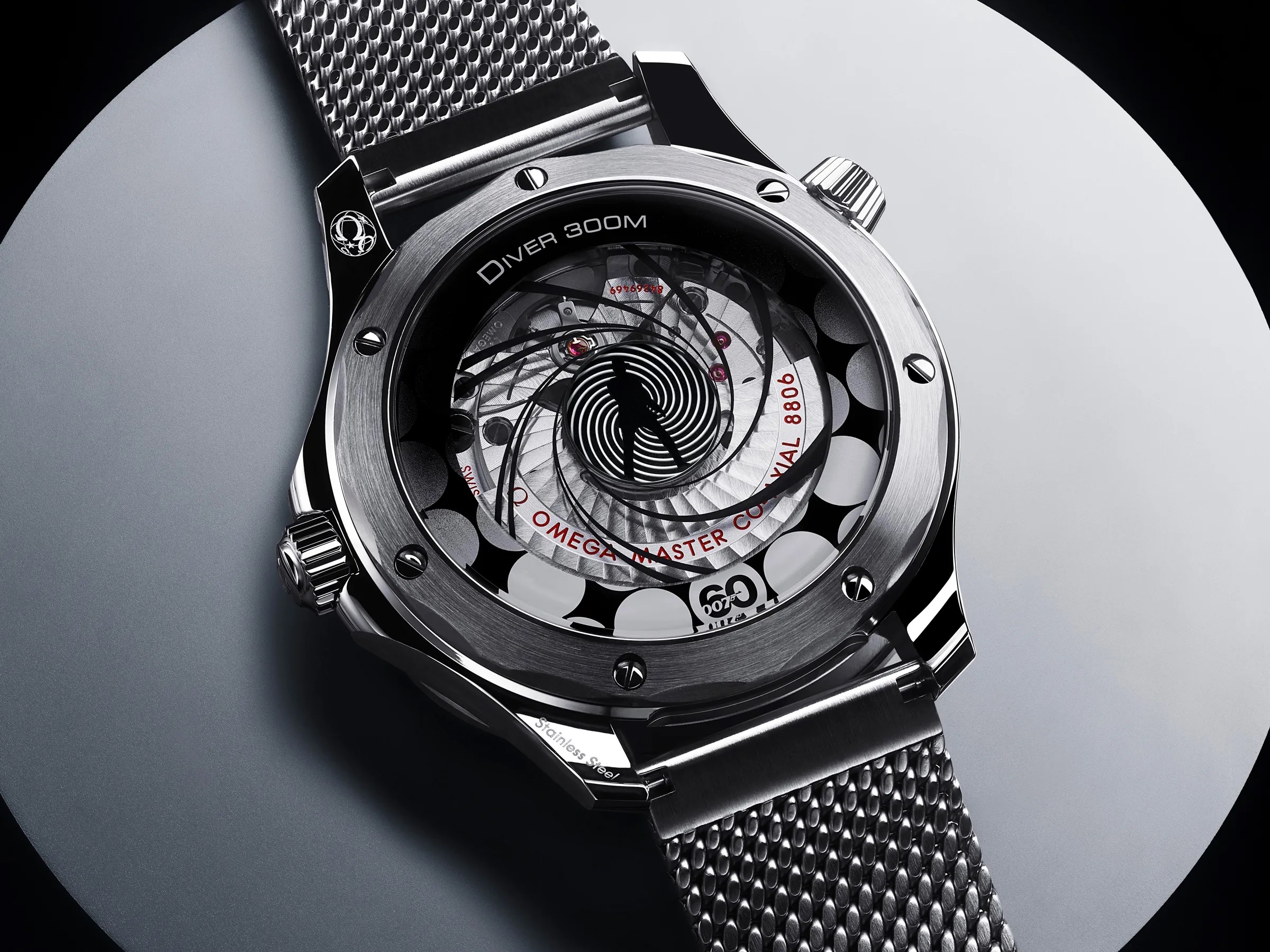 Omega presentó un reloj de 7.600 dólares que replica el inicio de las películas de James Bond con nada más que mecánica Omega presentó un reloj de 7.600 dólares que replica el inicio de las películas de James Bond con nada más que mecánica