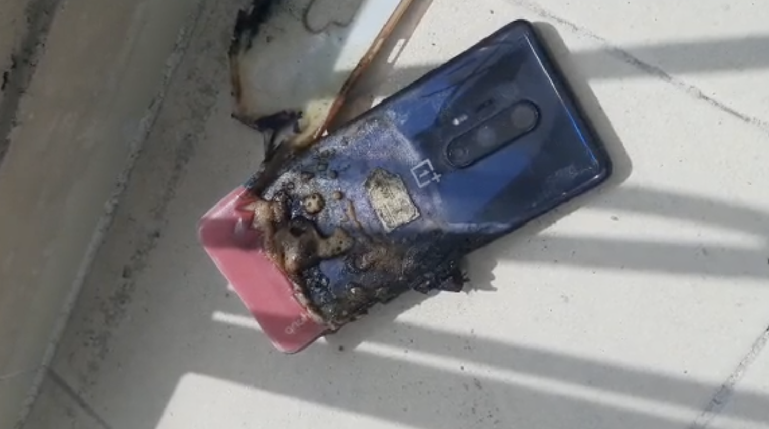 No solo arden los smartphones económicos: a un usuario le ha explotado su OnePlus 8 Pro, buque insignia de 2020 No solo arden los smartphones económicos: a un usuario le ha explotado su OnePlus 8 Pro, buque insignia de 2020