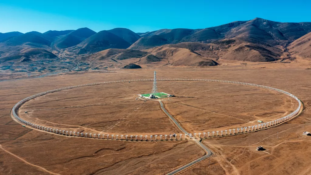 China ha lanzado el mayor radiotelescopio solar del mundo: tiene 313 antenas de 6 metros de largo dispuestas en círculo con un diámetro de 3,14 km. China ha lanzado el mayor radiotelescopio solar del mundo: tiene 313 antenas de 6 metros de largo dispuestas en círculo con un diámetro de 3,14 km.