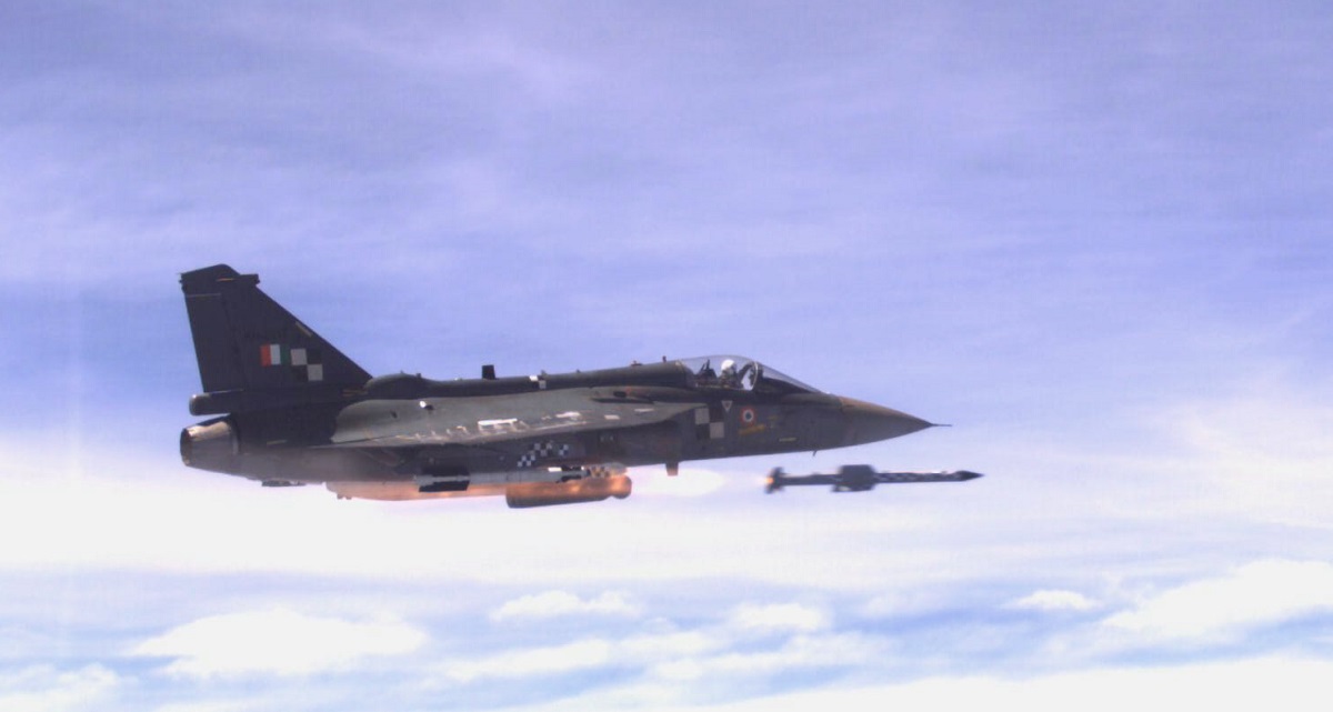 El caza indio Tejas ha lanzado su primer misil ASTRA BVR, que tiene un alcance de lanzamiento de hasta 100 kilómetros y una velocidad máxima de más de 5.500 km/h. El caza indio Tejas ha lanzado su primer misil ASTRA BVR, que tiene un alcance de lanzamiento de hasta 100 kilómetros y una velocidad máxima de más de 5.500 km/h.