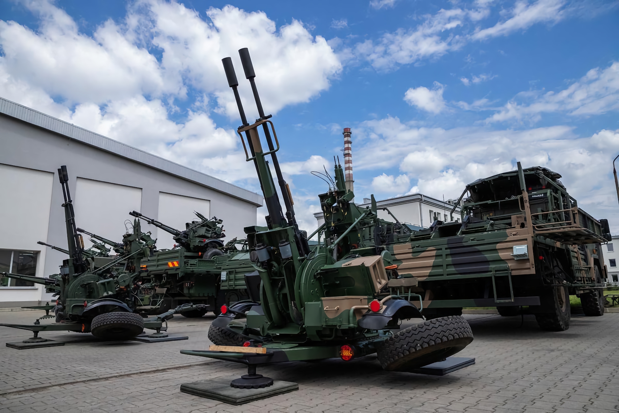 Cubierta SAM Patriot: Polonia planea comprar sistemas de artillería antiaérea Pilica+ con misiles CAMM, que podrán alcanzar objetivos a una distancia de más de 25 km. Cubierta SAM Patriot: Polonia planea comprar sistemas de artillería antiaérea Pilica+ con misiles CAMM, que podrán alcanzar objetivos a una distancia de más de 25 km.
