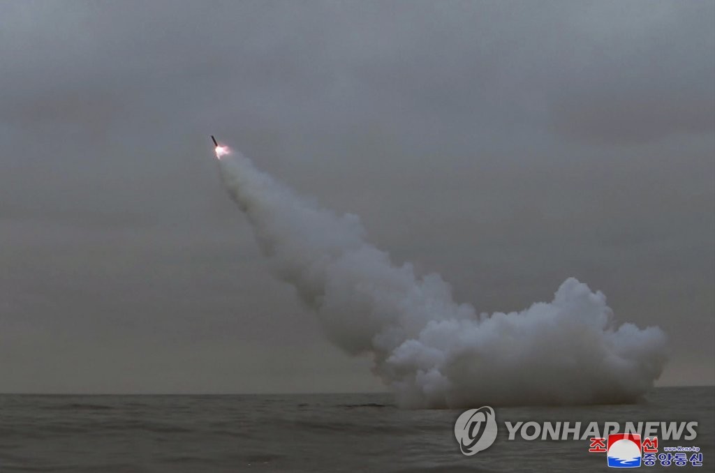 La RPDC lanza dos misiles estratégicos desde el submarino 8.24 Yongung que recorren 1.500 km en 28 minutos La RPDC lanza dos misiles estratégicos desde el submarino 8.24 Yongung que recorren 1.500 km en 28 minutos
