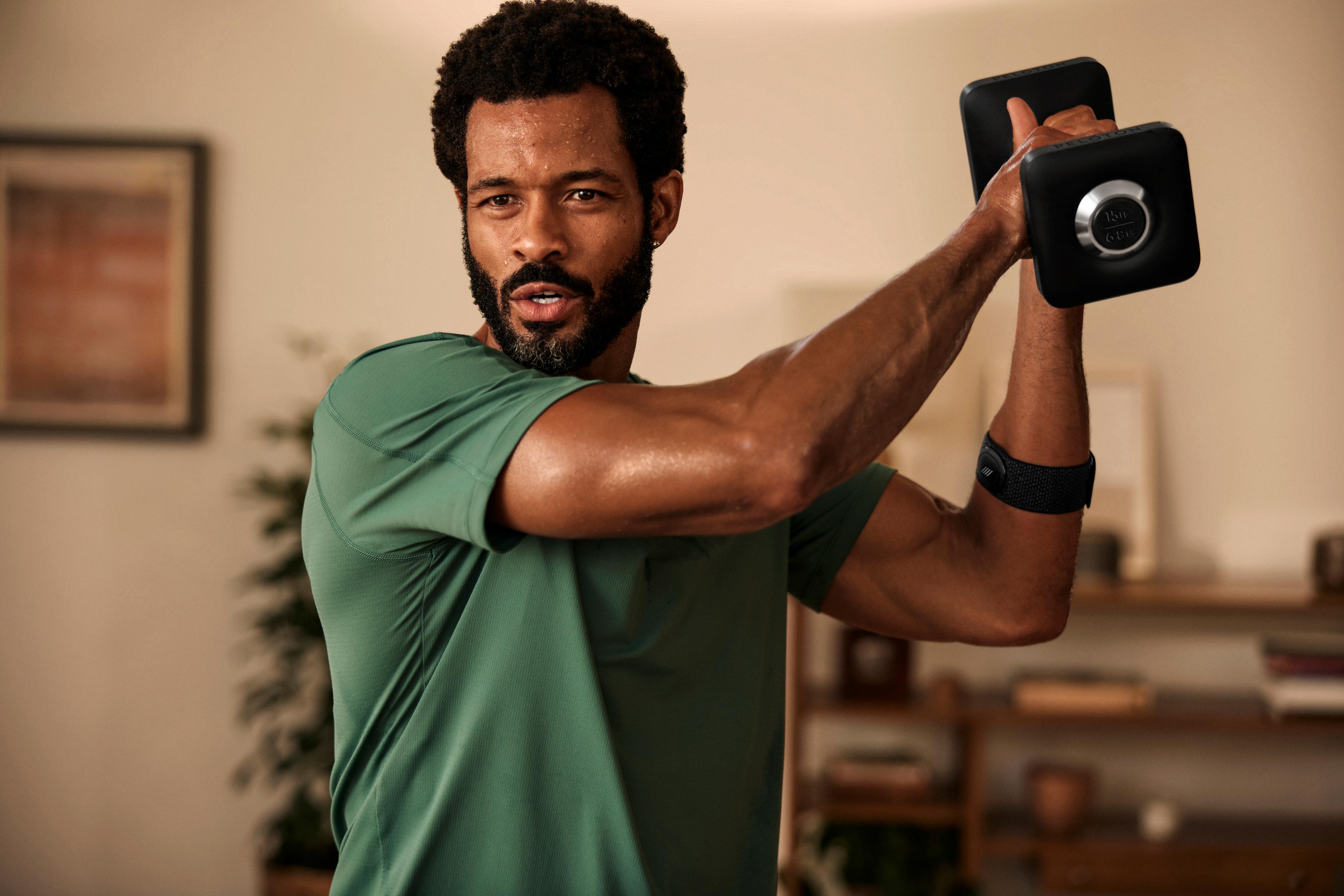 Banda de frecuencia cardíaca Peloton: Brazalete con sensor de frecuencia cardíaca incorporado Banda de frecuencia cardíaca Peloton: Brazalete con sensor de frecuencia cardíaca incorporado