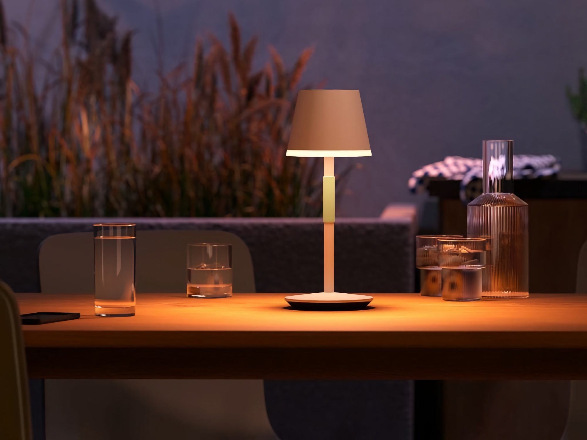 La lámpara de mesa portátil Philips Hue Go, compatible con Amazon Alexa, Google Assistant y Siri, se presenta en Europa por 159 euros La lámpara de mesa portátil Philips Hue Go, compatible con Amazon Alexa, Google Assistant y Siri, se presenta en Europa por 159 euros