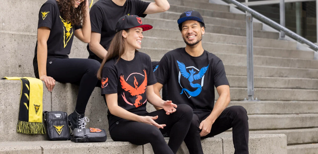 El Centro Pokémon ha lanzado una nueva colección de ropa de Pokémon Go con los equipos del juego: Team Instinct, Team Mystic y Team Valor. El Centro Pokémon ha lanzado una nueva colección de ropa de Pokémon Go con los equipos del juego: Team Instinct, Team Mystic y Team Valor.