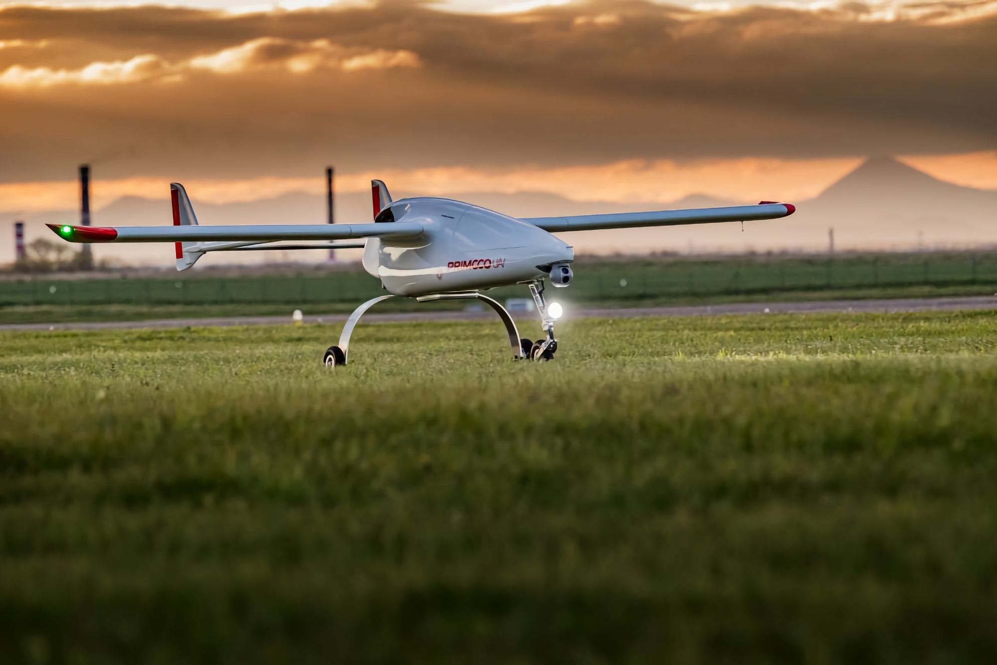 Alemania ha entregado a Ucrania los UAV de reconocimiento Primoco ONE, que pueden volar hasta 200 kilómetros y permanecer en el aire hasta 15 horas. Alemania ha entregado a Ucrania los UAV de reconocimiento Primoco ONE, que pueden volar hasta 200 kilómetros y permanecer en el aire hasta 15 horas.