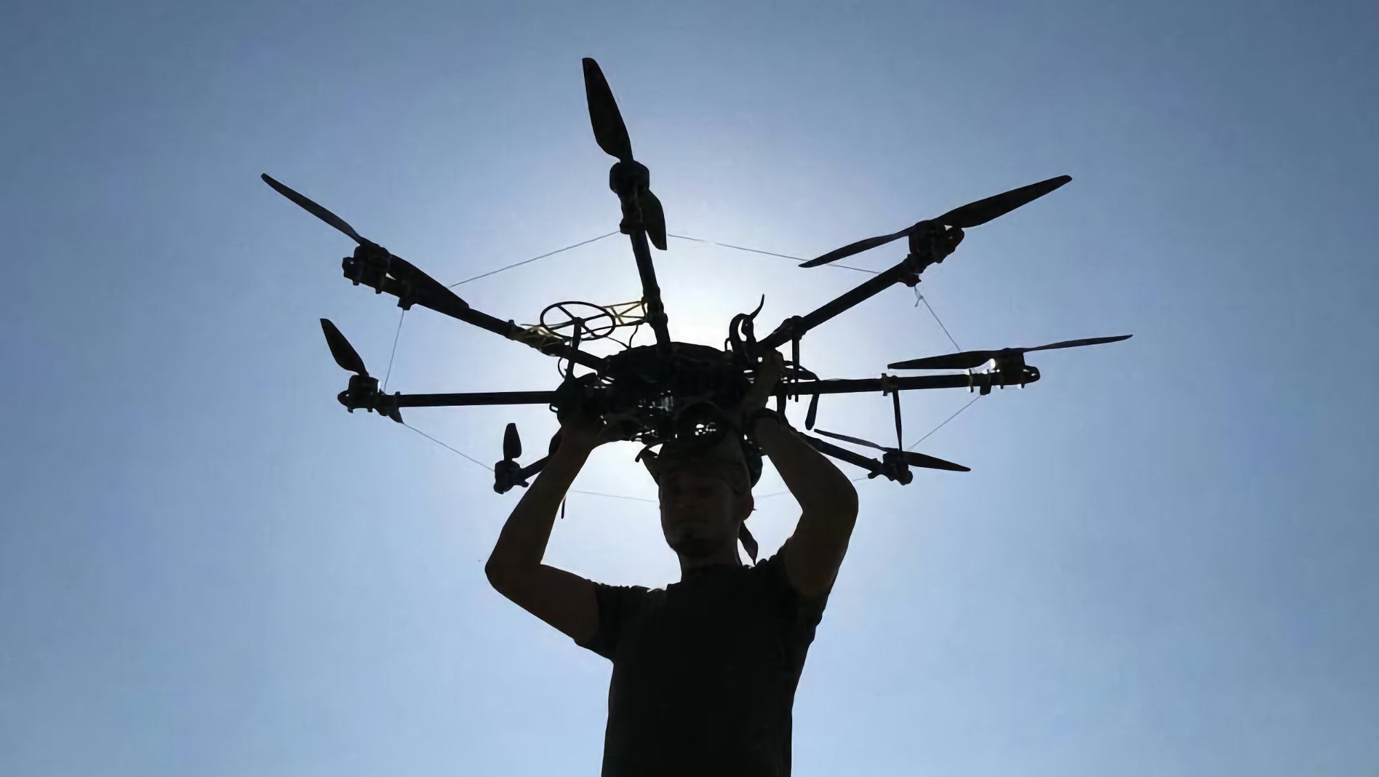 El UAV ucraniano R18 destruye un tanque ruso (vídeo) El UAV ucraniano R18 destruye un tanque ruso (vídeo)