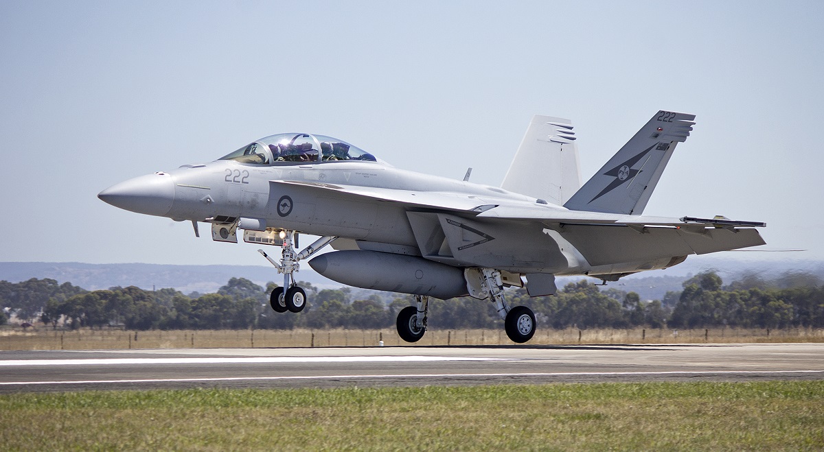 La Real Fuerza Aérea Australiana modernizará y prolongará 10 años la vida útil de los aviones F/A-18E/F Super Hornet para paliar el déficit de cazas. La Real Fuerza Aérea Australiana modernizará y prolongará 10 años la vida útil de los aviones F/A-18E/F Super Hornet para paliar el déficit de cazas.