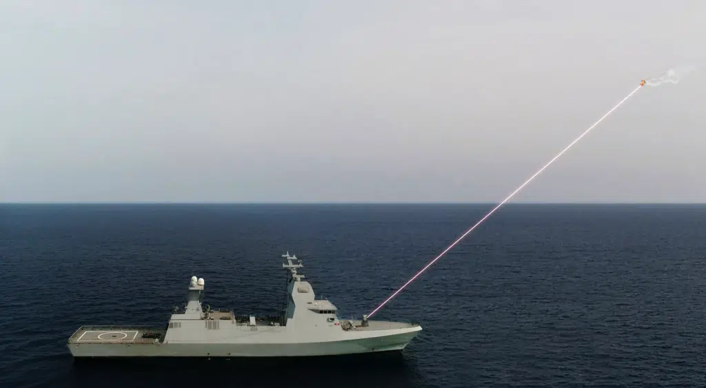 Rafael demuestra el rendimiento en combate del arma láser Iron Beam del buque, que destruye drones y misiles. Rafael demuestra el rendimiento en combate del arma láser Iron Beam del buque, que destruye drones y misiles.