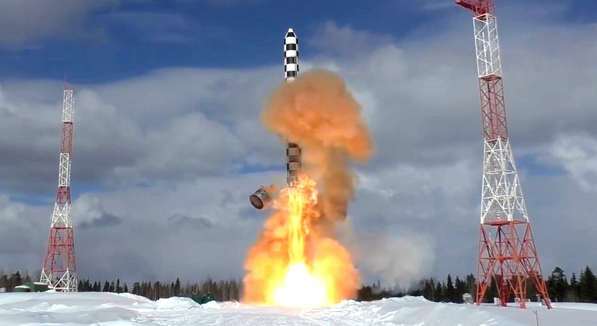 Rusia ha anunciado oficialmente que los misiles balísticos intercontinentales RS-28 Sarmat, con un alcance de hasta 18.000 kilómetros y capaces de transportar una carga nuclear de 7,5 megatones de potencia, han entrado en servicio de combate. Rusia ha anunciado oficialmente que los misiles balísticos intercontinentales RS-28 Sarmat, con un alcance de hasta 18.000 kilómetros y capaces de transportar una carga nuclear de 7,5 megatones de potencia, han entrado en servicio de combate.
