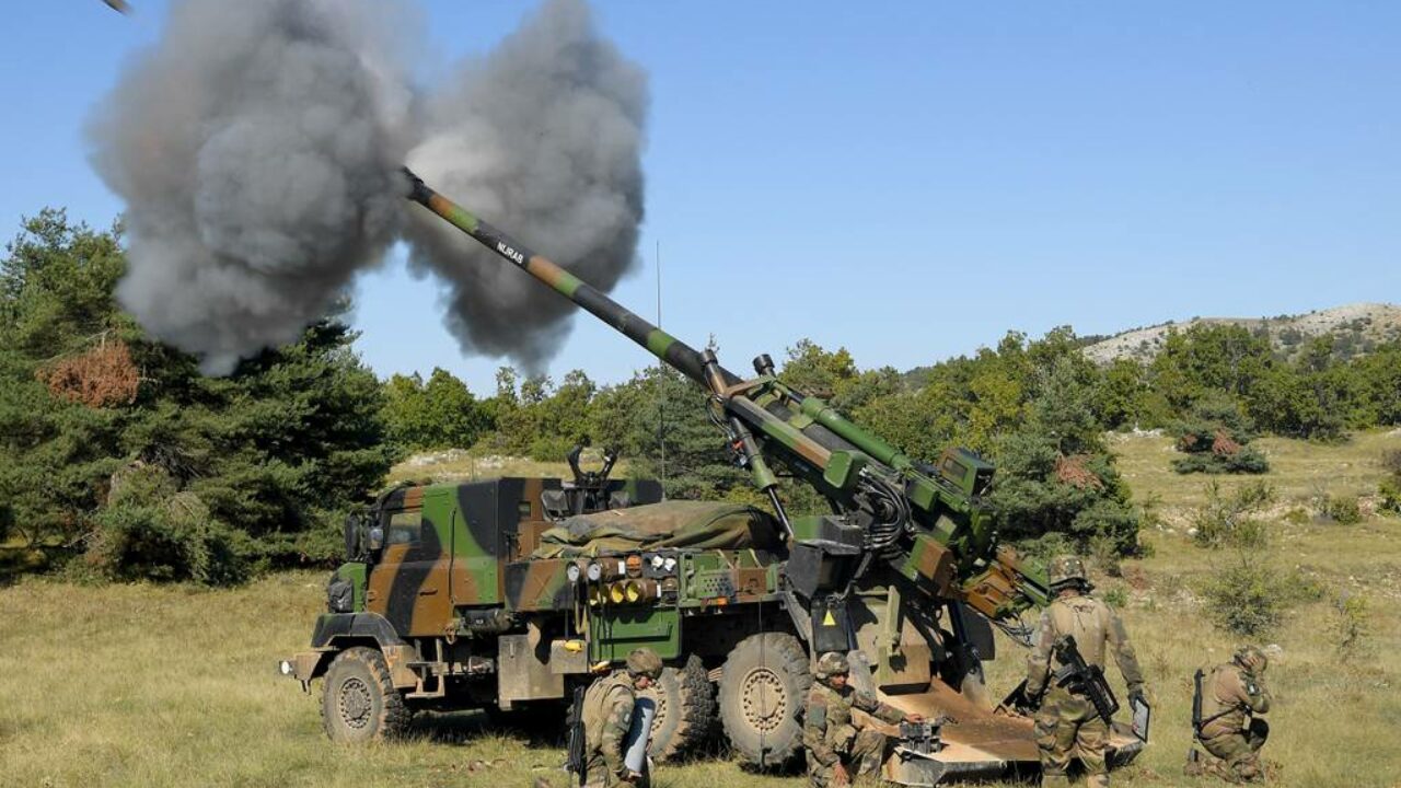 Emmanuel Macron anuncia la transferencia de nuevos obuses autopropulsados CAESAR de 155 mm a Ucrania en 2023 Emmanuel Macron anuncia la transferencia de nuevos obuses autopropulsados CAESAR de 155 mm a Ucrania en 2023