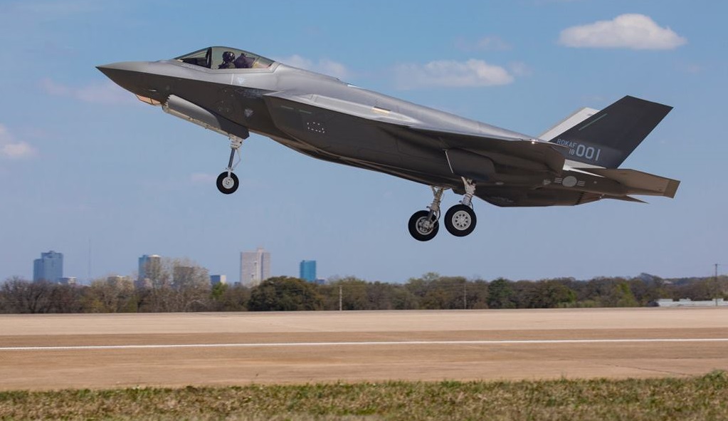 El caza de quinta generación F-35A Lightning II será sometido a reparaciones por valor de 76 millones de dólares tras colisionar con un águila El caza de quinta generación F-35A Lightning II será sometido a reparaciones por valor de 76 millones de dólares tras colisionar con un águila