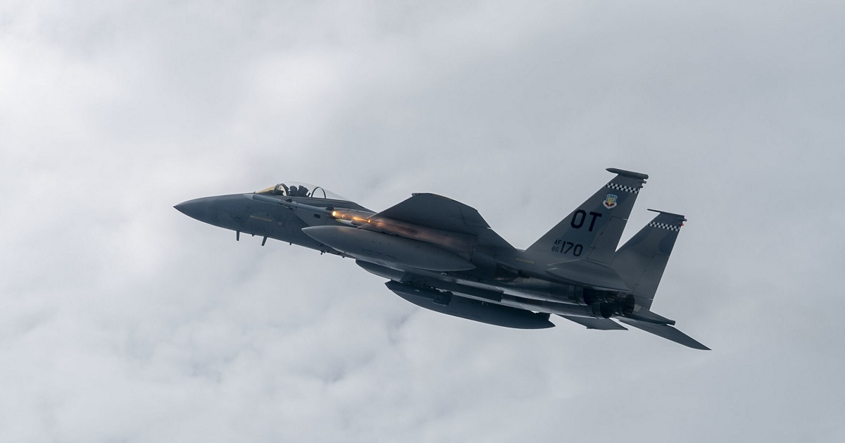El F-15C Eagle lanzó por primera vez el último misil AIM-120C-8 AMRAAM con un alcance máximo de 180 kilómetros. El F-15C Eagle lanzó por primera vez el último misil AIM-120C-8 AMRAAM con un alcance máximo de 180 kilómetros.