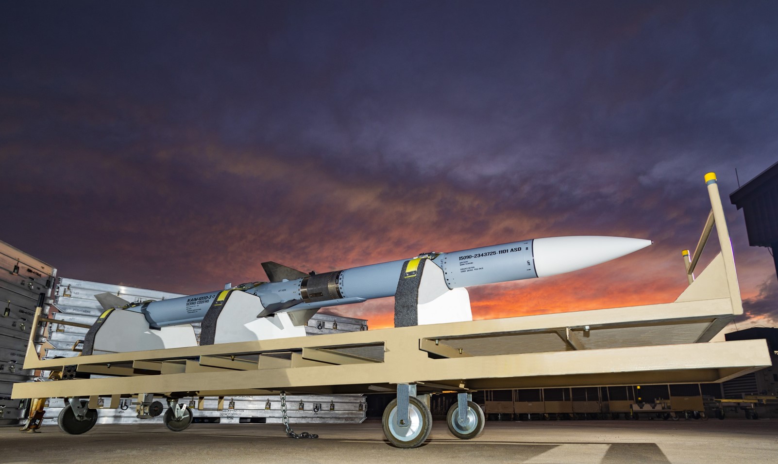 Raytheon recibió casi 1.000 millones de dólares para producir misiles AMRAAM mejorados para Estados Unidos y 19 aliados Raytheon recibió casi 1.000 millones de dólares para producir misiles AMRAAM mejorados para Estados Unidos y 19 aliados