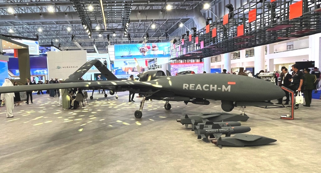 EDGE GROUP ha presentado el Emirates Bayraktar TB2, un dron REACH-M capaz de volar durante 24 horas y transportar hasta 350 kg de carga útil. EDGE GROUP ha presentado el Emirates Bayraktar TB2, un dron REACH-M capaz de volar durante 24 horas y transportar hasta 350 kg de carga útil.