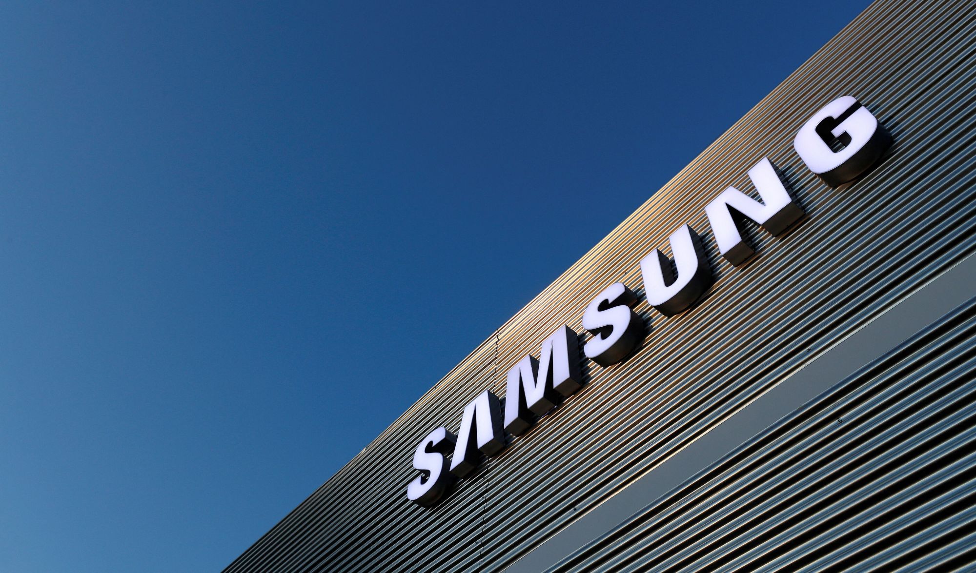 Migraciones corporativas: cómo el reconocimiento de marca emerge en la calle principal Cómo el logo de Samsung ha cambiado el paisaje de la ciudad moderna