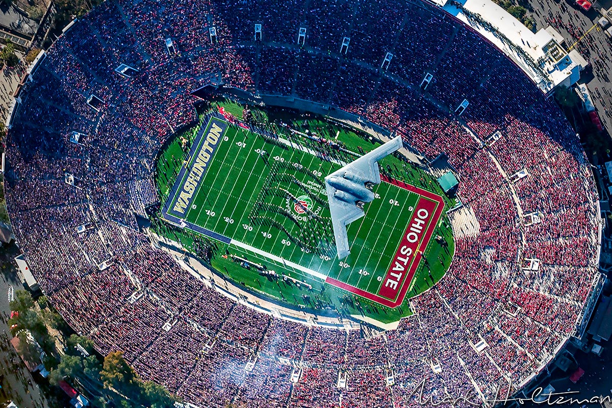 El avión supersónico B-1B Lancer sustituirá al bombardero nuclear B-2 Spirit en el Desfile de las Rosas y sobrevolará el estadio Rose Bowl durante el partido El avión supersónico B-1B Lancer sustituirá al bombardero nuclear B-2 Spirit en el Desfile de las Rosas y sobrevolará el estadio Rose Bowl durante el partido