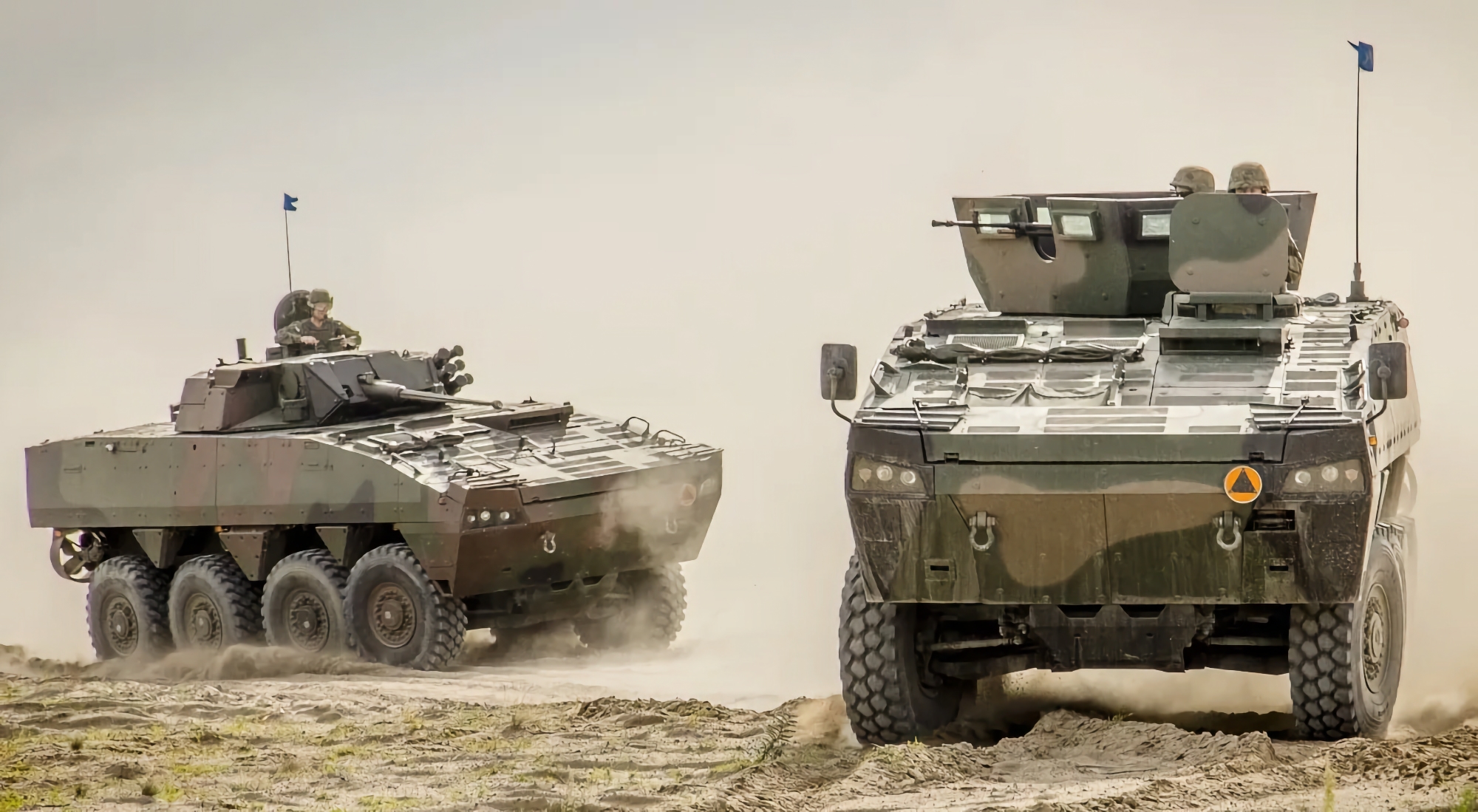 Las AFU ya utilizan vehículos blindados de transporte de tropas polacos Rosomak, que aparecen en el vídeo junto con los tanques Stridsvagn 122 y los BMP CV9040. Las AFU ya utilizan vehículos blindados de transporte de tropas polacos Rosomak, que aparecen en el vídeo junto con los tanques Stridsvagn 122 y los BMP CV9040.