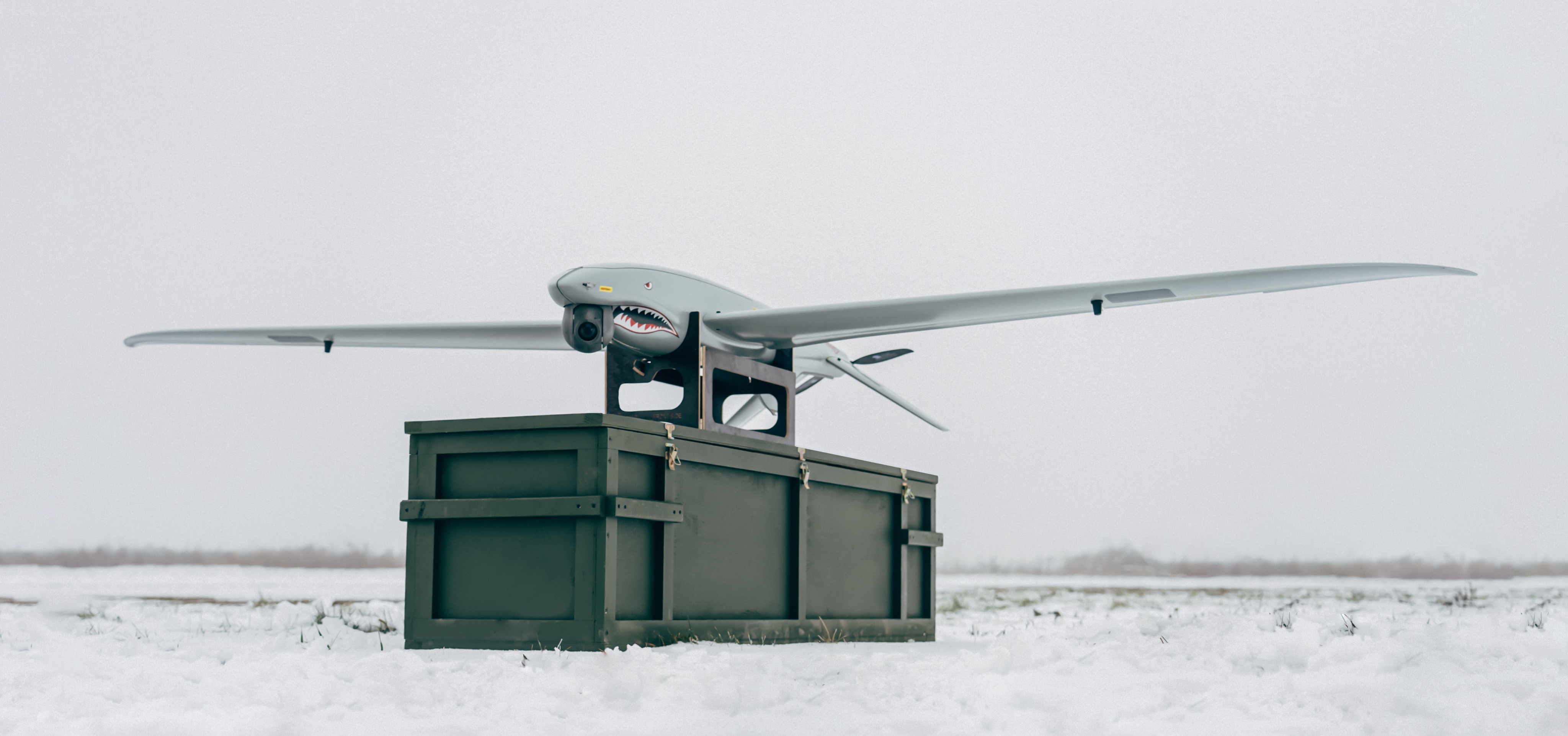 Ukrspecsystems ha mejorado el dron de reconocimiento ucraniano SHARK, que ahora tiene alas más largas y una batería de mayor duración. Ukrspecsystems ha mejorado el dron de reconocimiento ucraniano SHARK, que ahora tiene alas más largas y una batería de mayor duración.
