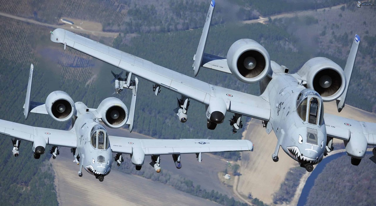 El emblemático avión de ataque A-10 Thunderbolt II participó en un ejercicio en el Golfo de Omán junto al destructor USS Stethem, que puede transportar misiles Tomahawk. El emblemático avión de ataque A-10 Thunderbolt II participó en un ejercicio en el Golfo de Omán junto al destructor USS Stethem, que puede transportar misiles Tomahawk.