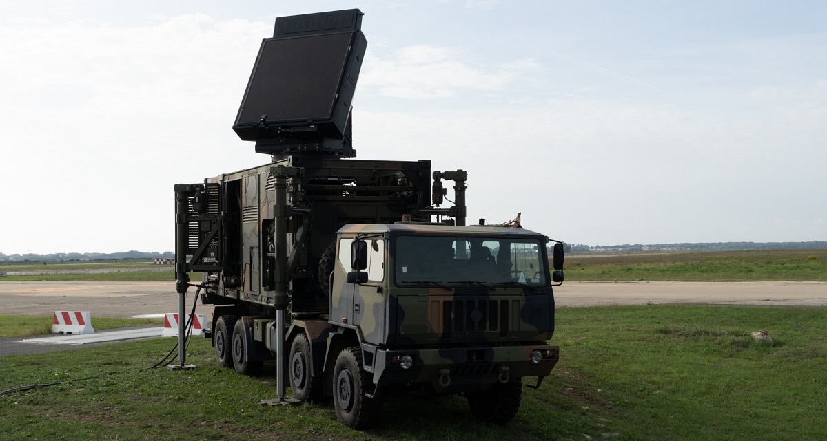 Leonardo ha probado el radar Kronos Grand Mobile HP para el sistema de defensa antimisiles de nueva generación SAMP/T NG, capaz de rastrear misiles balísticos. Leonardo ha probado el radar Kronos Grand Mobile HP para el sistema de defensa antimisiles de nueva generación SAMP/T NG, capaz de rastrear misiles balísticos.