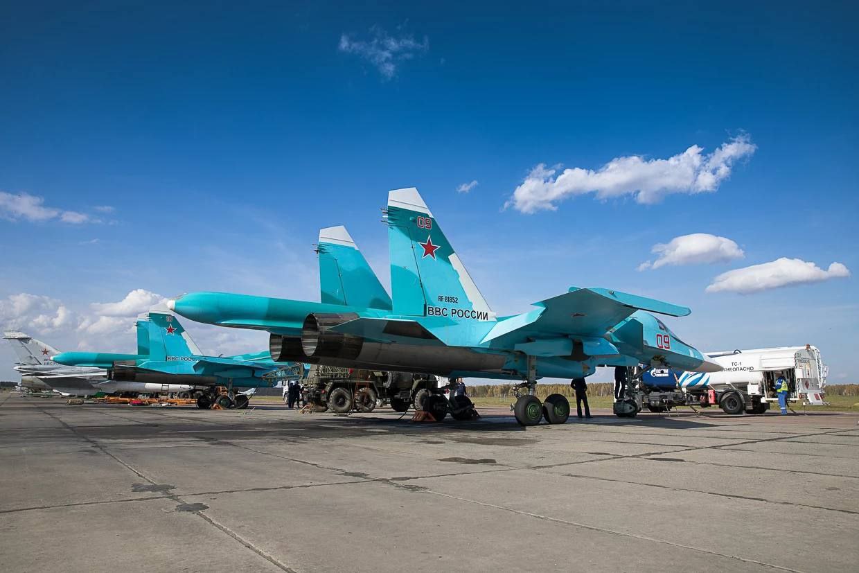 Las Fuerzas Armadas de Ucrania mostraron los restos del bombardero ruso Su-34 derribado en Liman (foto) Las Fuerzas Armadas de Ucrania mostraron los restos del bombardero ruso Su-34 derribado en Liman (foto)