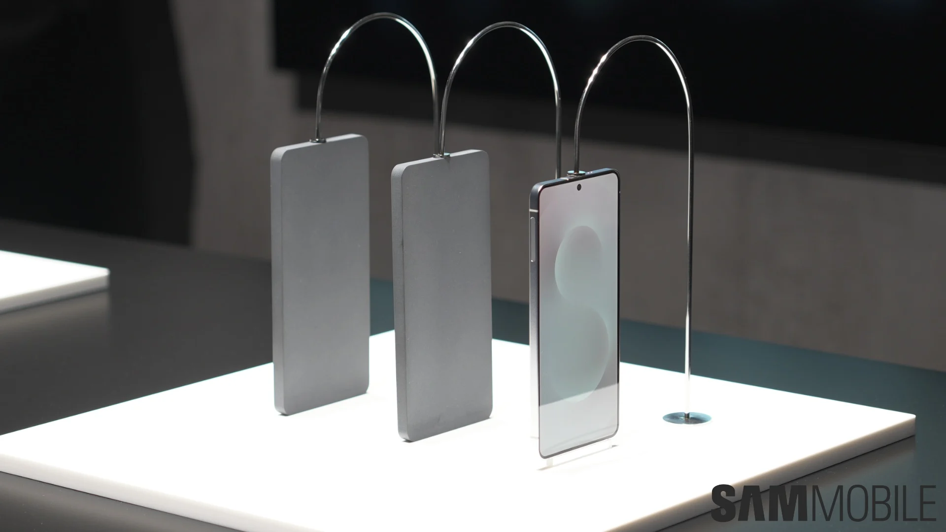 ¿Estás listo para el Galaxy S25 Edge? Nuevas Fotos No Oficiales Confirman la Ausencia de Conector de Audio Galaxy S25 Edge: Las Primeras Imágenes Reveladas - El Conector para Auriculares Desaparece