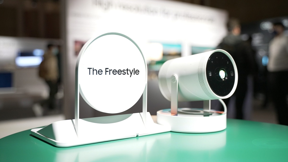 El proyector portátil Samsung Freestyle Gen 2 con SolarCell Remote y Gaming Hub está disponible para pedidos por 800 $. El proyector portátil Samsung Freestyle Gen 2 con SolarCell Remote y Gaming Hub está disponible para pedidos por 800 $.