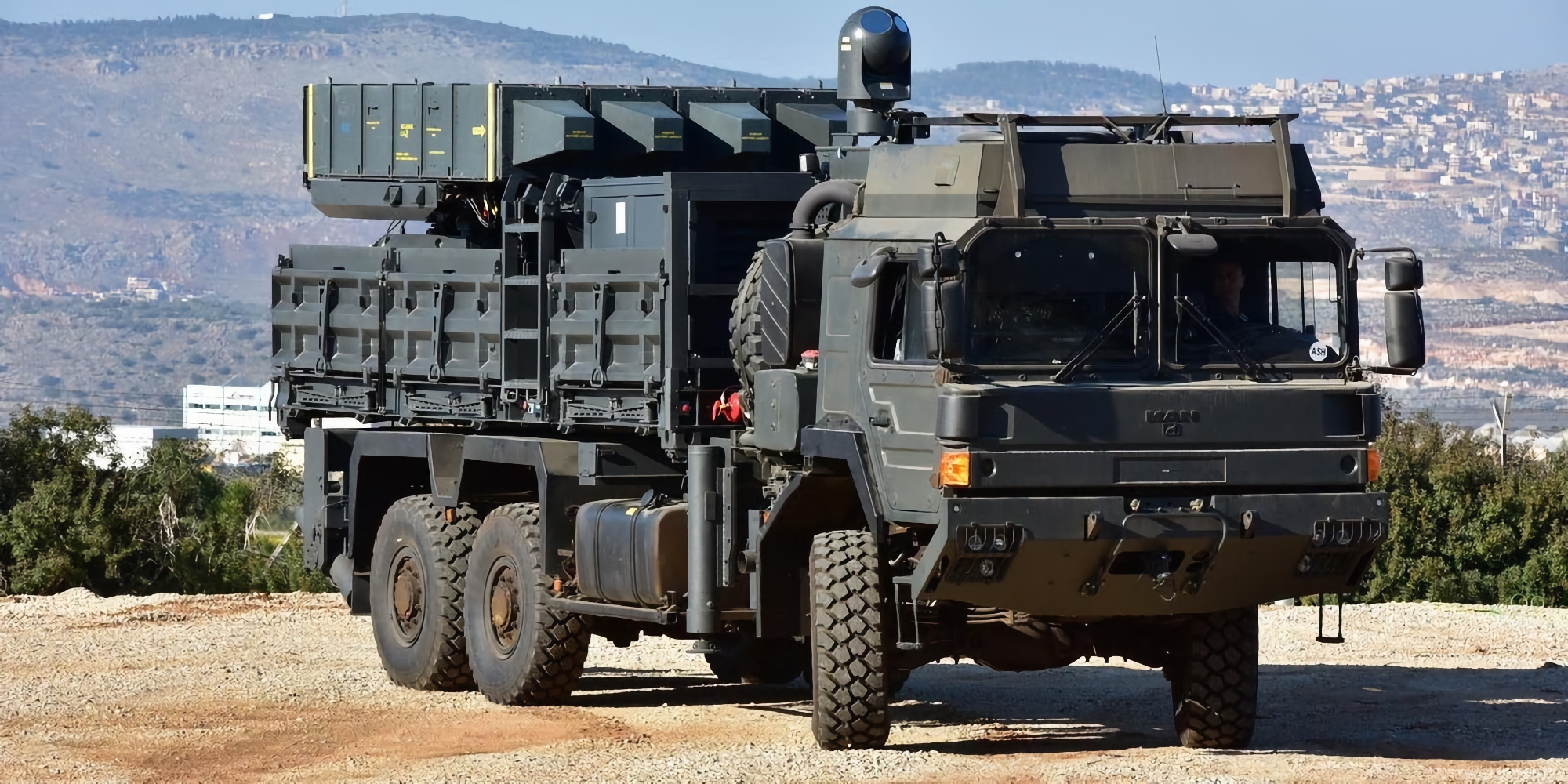 Israel ha aprobado la venta del SAM Spyder a los Emiratos Árabes Unidos, un avanzado sistema de defensa aérea que puede destruir aviones, vehículos aéreos no tripulados y misiles de crucero hasta 60 kilómetros de distancia Israel ha aprobado la venta del SAM Spyder a los Emiratos Árabes Unidos, un avanzado sistema de defensa aérea que puede destruir aviones, vehículos aéreos no tripulados y misiles de crucero hasta 60 kilómetros de distancia