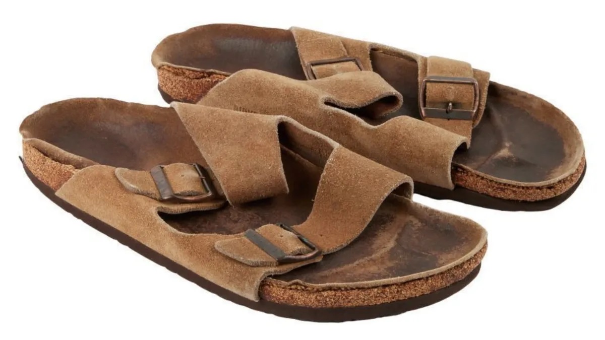 Las viejas sandalias de Steve Jobs sacadas de la basura y que ahora se subastan por 60.000 dólares Las viejas sandalias de Steve Jobs sacadas de la basura y que ahora se subastan por 60.000 dólares