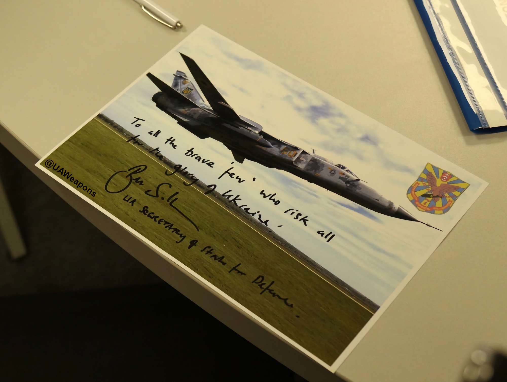 El ministro de Defensa ucraniano muestra una foto de un bombardero Su-24 con un misil de crucero Storm Shadow El ministro de Defensa ucraniano muestra una foto de un bombardero Su-24 con un misil de crucero Storm Shadow