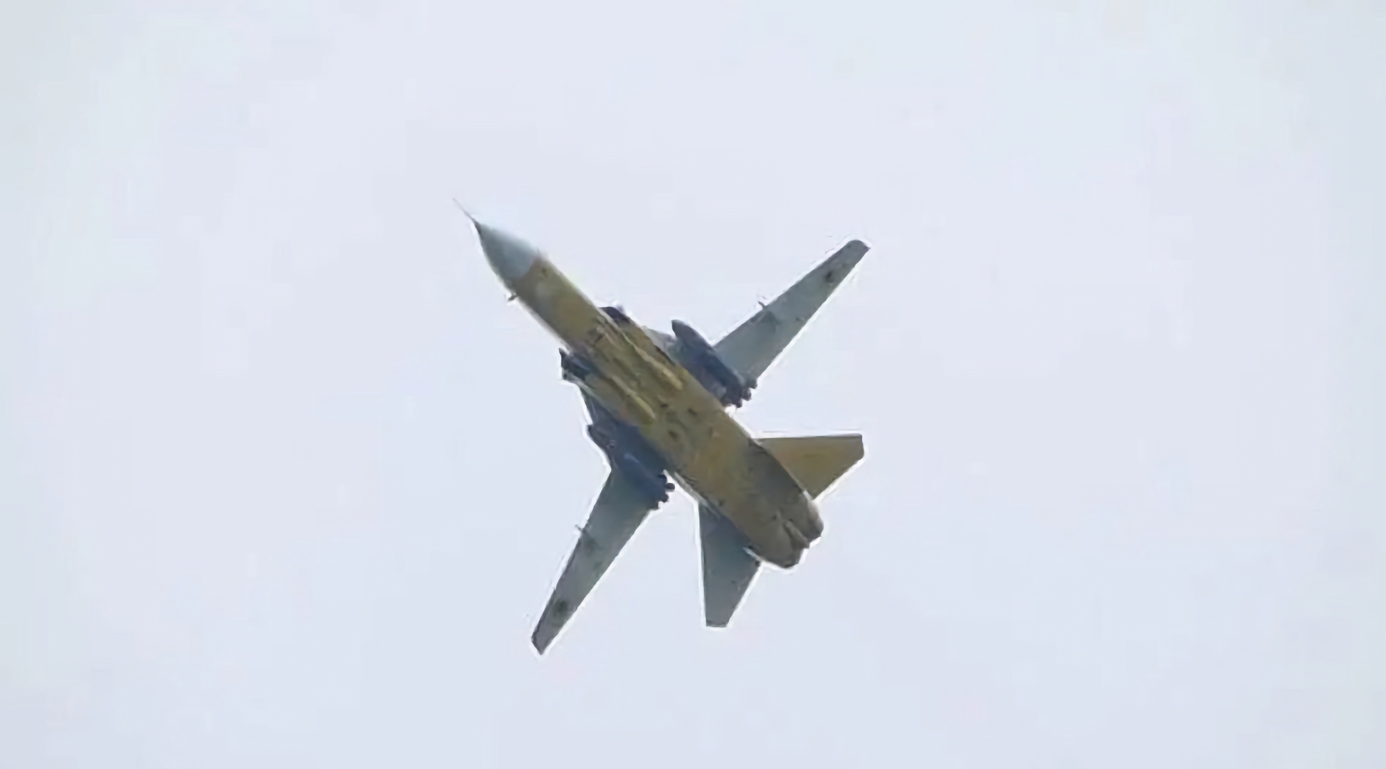 Los bombarderos ucranianos Su-24 tienen pilones de aviones Tornado británicos, lo que les permite llevar misiles Storm Shadow Los bombarderos ucranianos Su-24 tienen pilones de aviones Tornado británicos, lo que les permite llevar misiles Storm Shadow