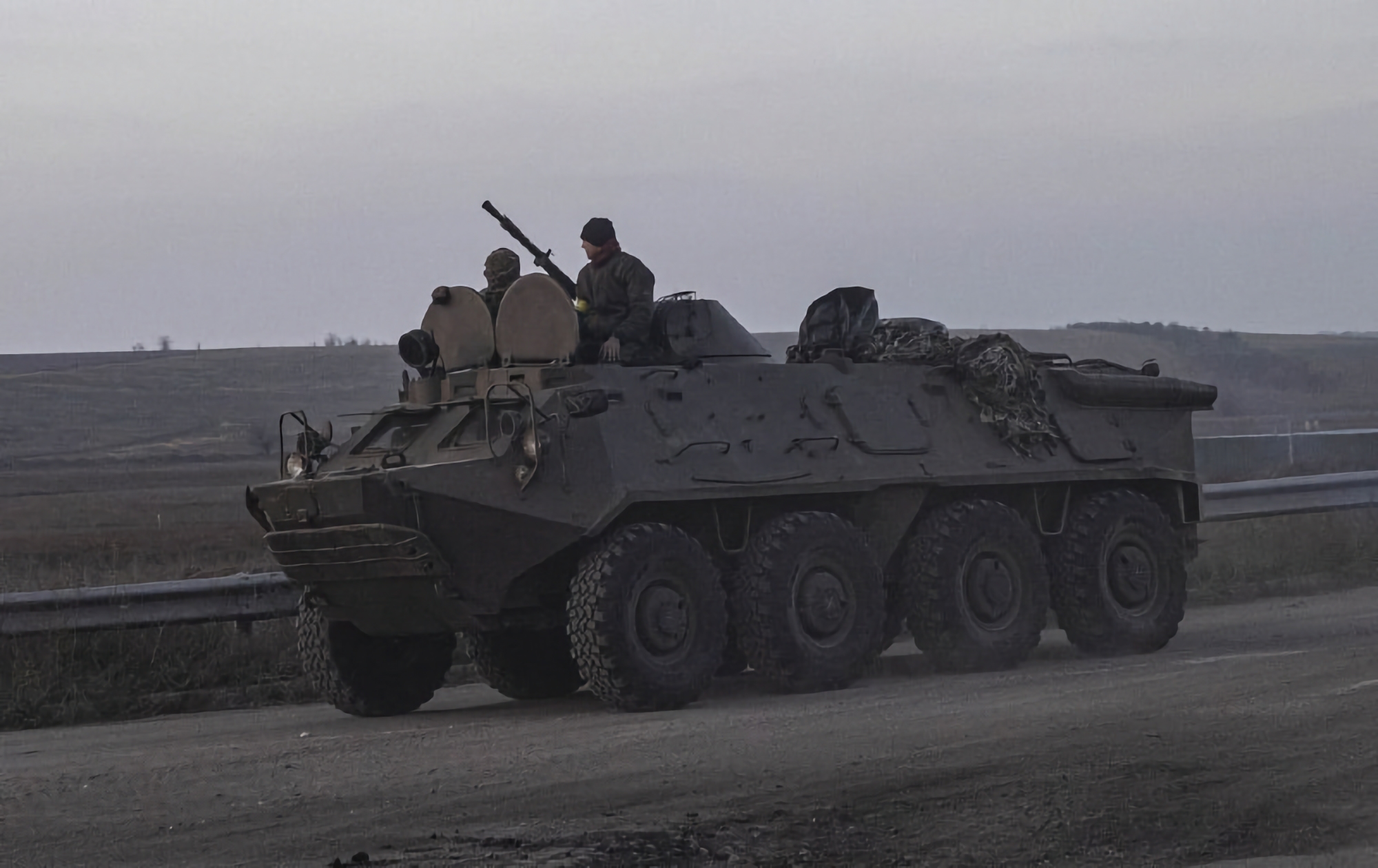 Las AFU utilizan vehículos blindados rumanos TAV-71M, una versión modificada del BTR-60PB soviético Las AFU utilizan vehículos blindados rumanos TAV-71M, una versión modificada del BTR-60PB soviético