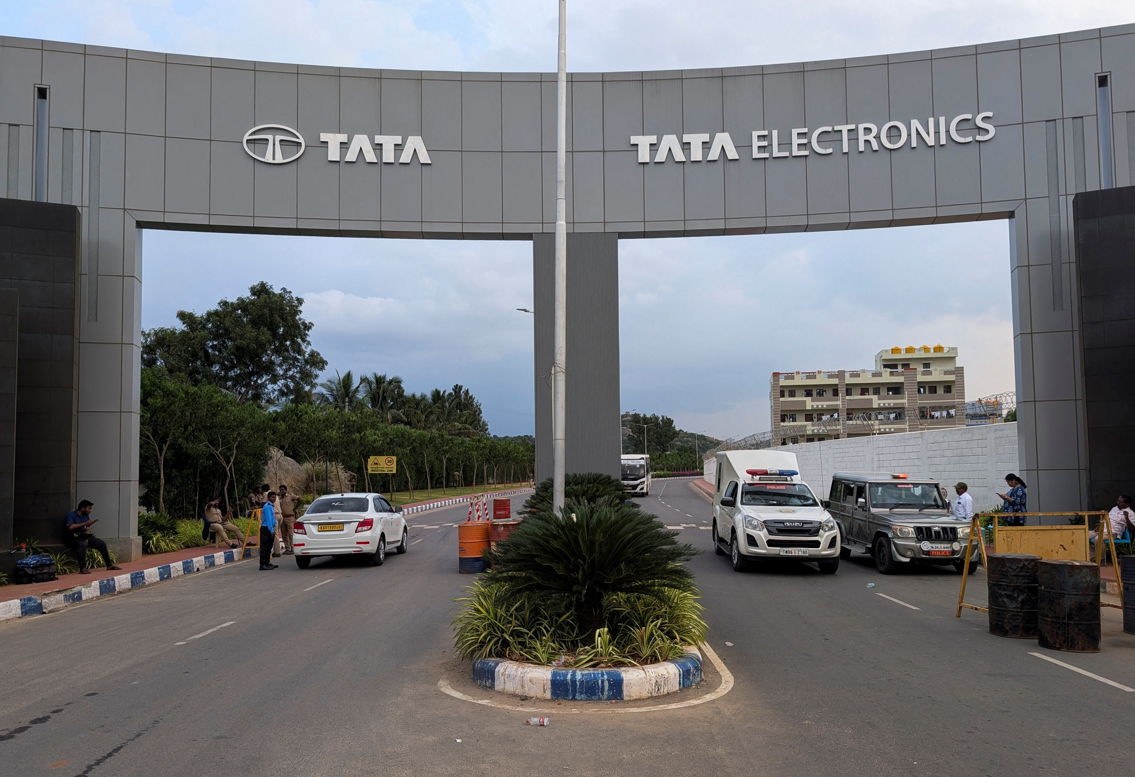 Se ha declarado un incendio de grandes proporciones en una fábrica de la India en la que se fabrican piezas para el iPhone y se ha interrumpido la producción. Se ha declarado un incendio de grandes proporciones en una fábrica de la India en la que se fabrican piezas para el iPhone y se ha interrumpido la producción.