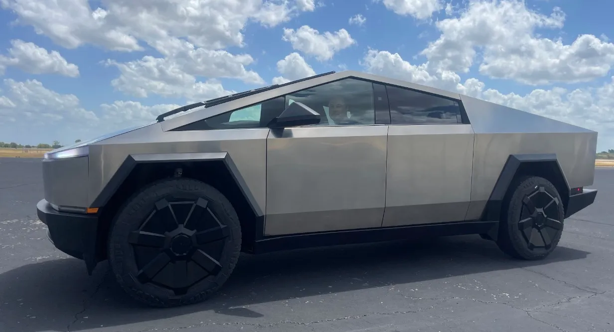 Tesla ha cambiado de opinión sobre multar con 50.000 dólares a los compradores de Cybertruck que puedan revender la pick-up eléctrica en el plazo de un año desde su compra Tesla ha cambiado de opinión sobre multar con 50.000 dólares a los compradores de Cybertruck que puedan revender la pick-up eléctrica en el plazo de un año desde su compra