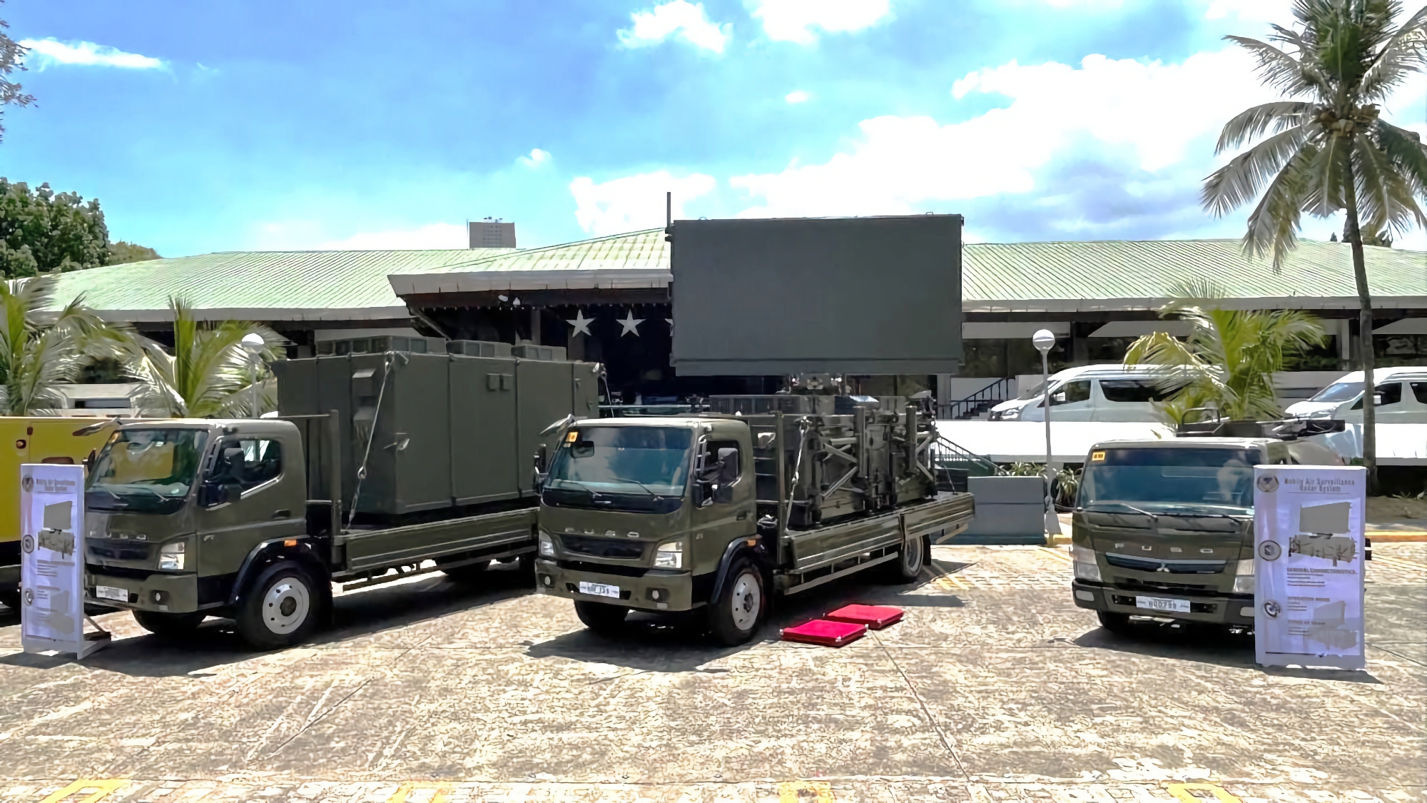 Japón ha entregado a Filipinas la estación de radar de detección temprana TPS-P14ME, basada en un camión Mitsubishi Fuso Super Great. Japón ha entregado a Filipinas la estación de radar de detección temprana TPS-P14ME, basada en un camión Mitsubishi Fuso Super Great.