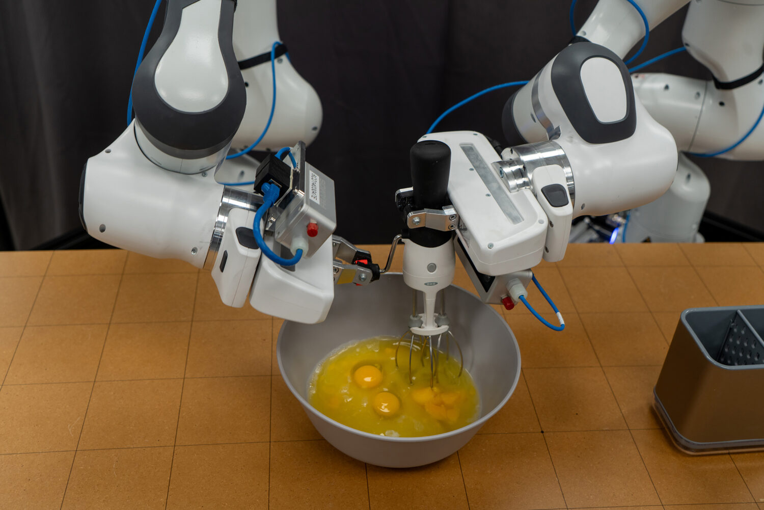 Toyota utiliza IA generativa para enseñar a los robots habilidades domésticas Toyota utiliza IA generativa para enseñar a los robots habilidades domésticas
