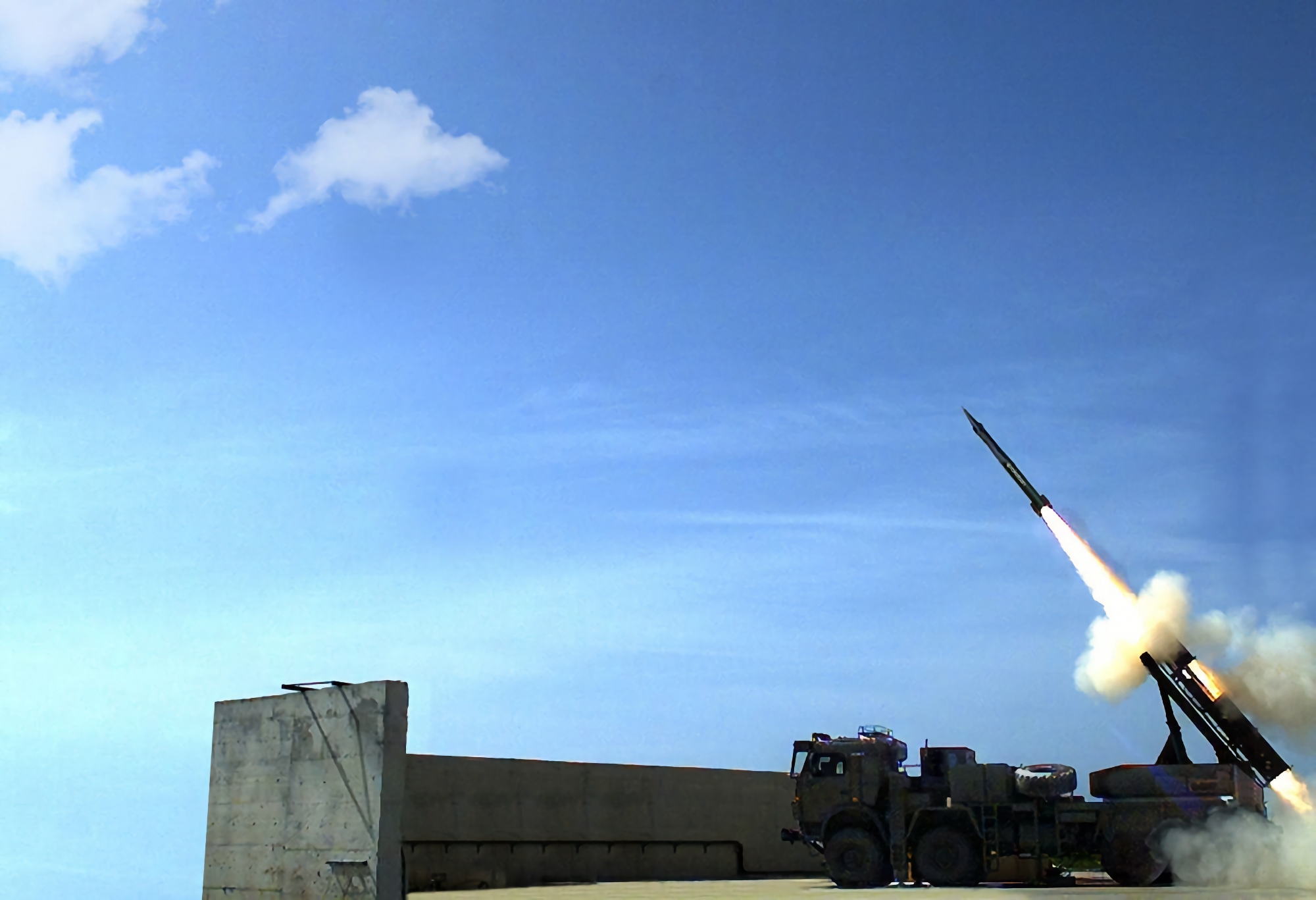 Oryx: Turquía ha proporcionado a las Fuerzas Armadas proyectiles de alta precisión de 230 mm TRLG-230 para los MLRS, que pueden ser guiados por los vehículos aéreos no tripulados Bayraktar TB2 y pueden alcanzar objetivos a una distancia de 70 km. Oryx: Turquía ha proporcionado a las Fuerzas Armadas proyectiles de alta precisión de 230 mm TRLG-230 para los MLRS, que pueden ser guiados por los vehículos aéreos no tripulados Bayraktar TB2 y pueden alcanzar objetivos a una distancia de 70 km.