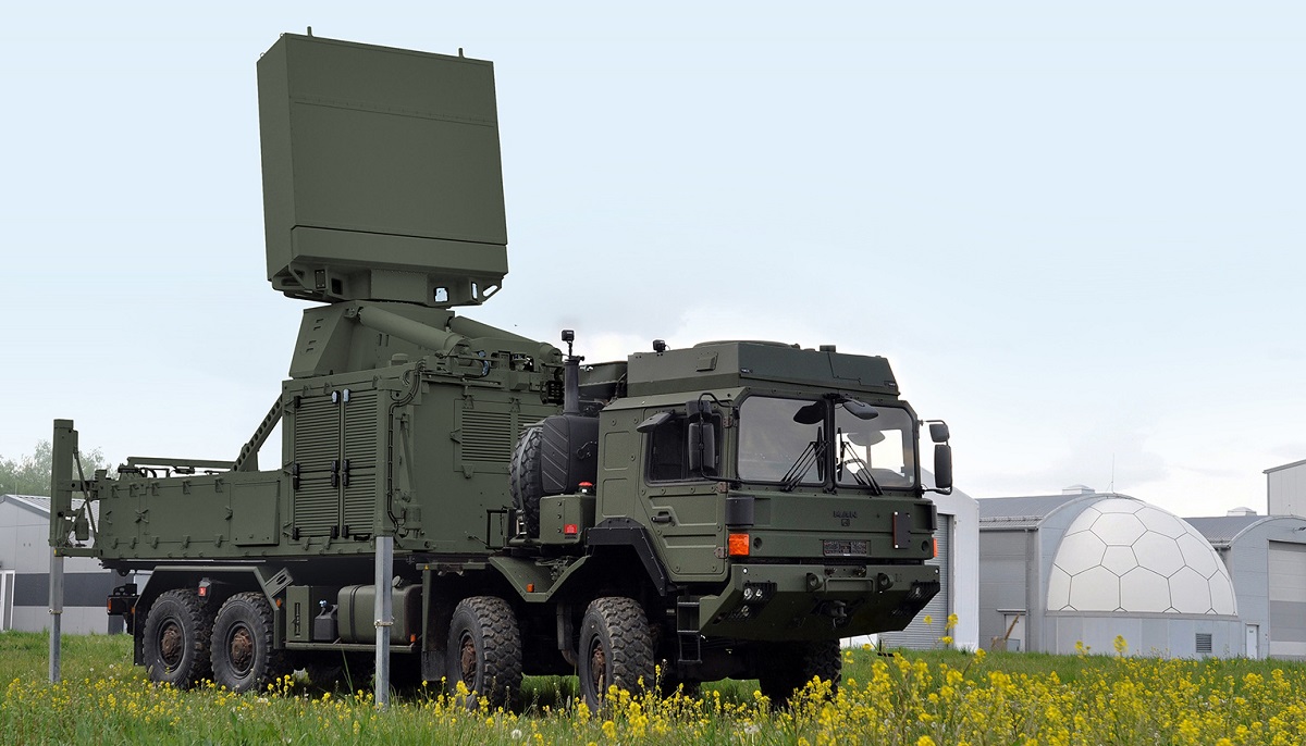 Hensoldt suministrará a Ucrania radares avanzados TRML-4D para el sistema de misiles tierra-aire IRIS-T SLM, que puede rastrear simultáneamente 1.500 objetivos aéreos a una distancia de hasta 250 km. Hensoldt suministrará a Ucrania radares avanzados TRML-4D para el sistema de misiles tierra-aire IRIS-T SLM, que puede rastrear simultáneamente 1.500 objetivos aéreos a una distancia de hasta 250 km.