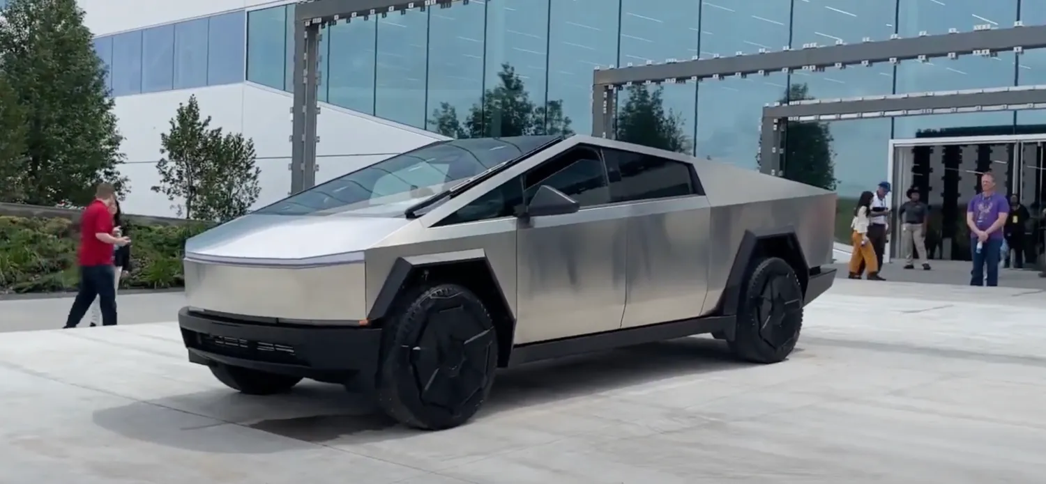 Tesla quiere producir hasta 500.000 camionetas eléctricas Cybertruck al año; los primeros clientes recibirán los vehículos a finales de 2023 Tesla quiere producir hasta 500.000 camionetas eléctricas Cybertruck al año; los primeros clientes recibirán los vehículos a finales de 2023