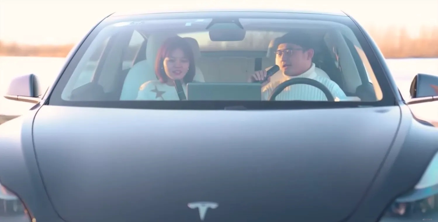 TeslaMic: un micrófono de karaoke en el coche que se convirtió inmediatamente en un éxito de ventas TeslaMic: un micrófono de karaoke en el coche que se convirtió inmediatamente en un éxito de ventas