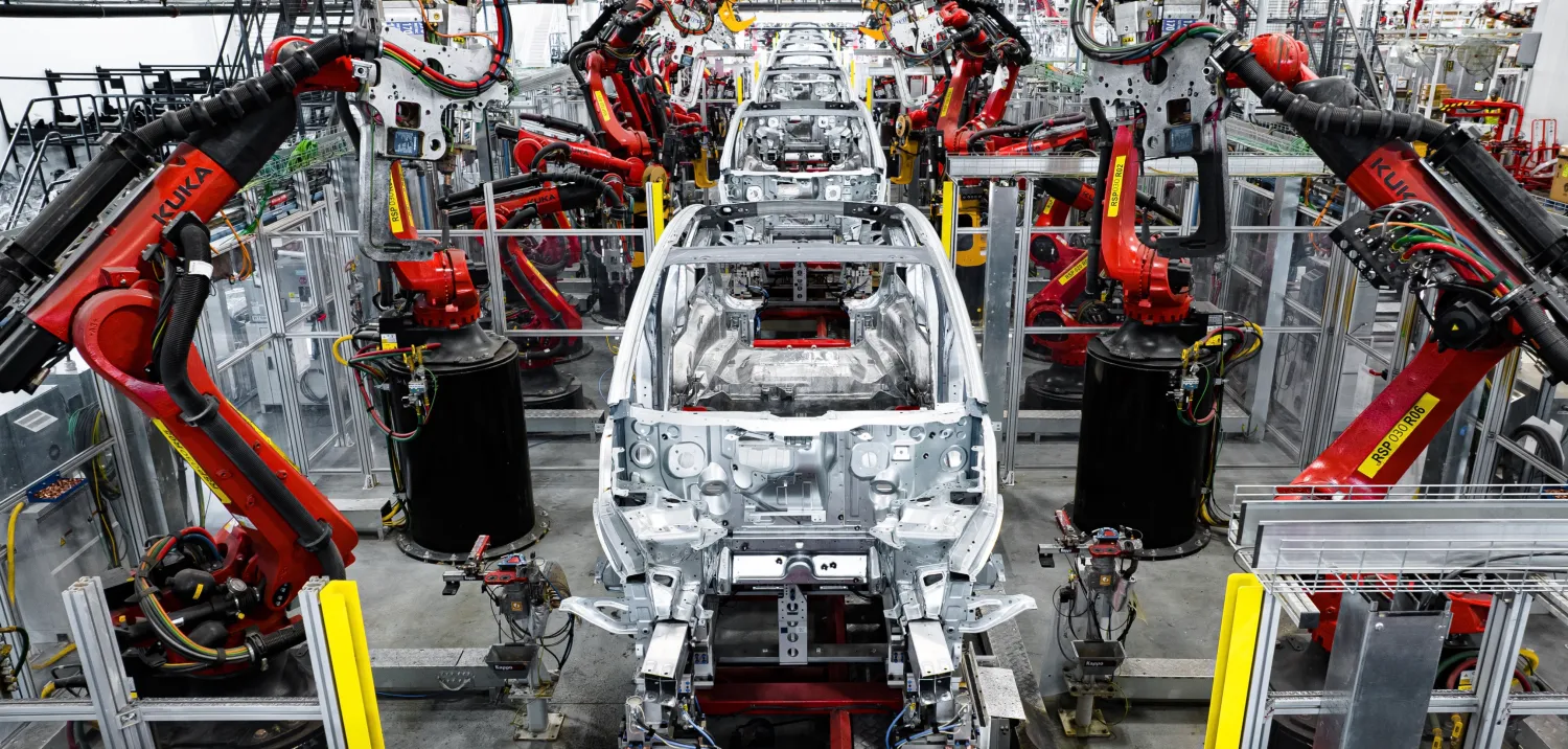 Tesla consiguió un ejército de robots Kuka para producir el Cybertruck Tesla consiguió un ejército de robots Kuka para producir el Cybertruck