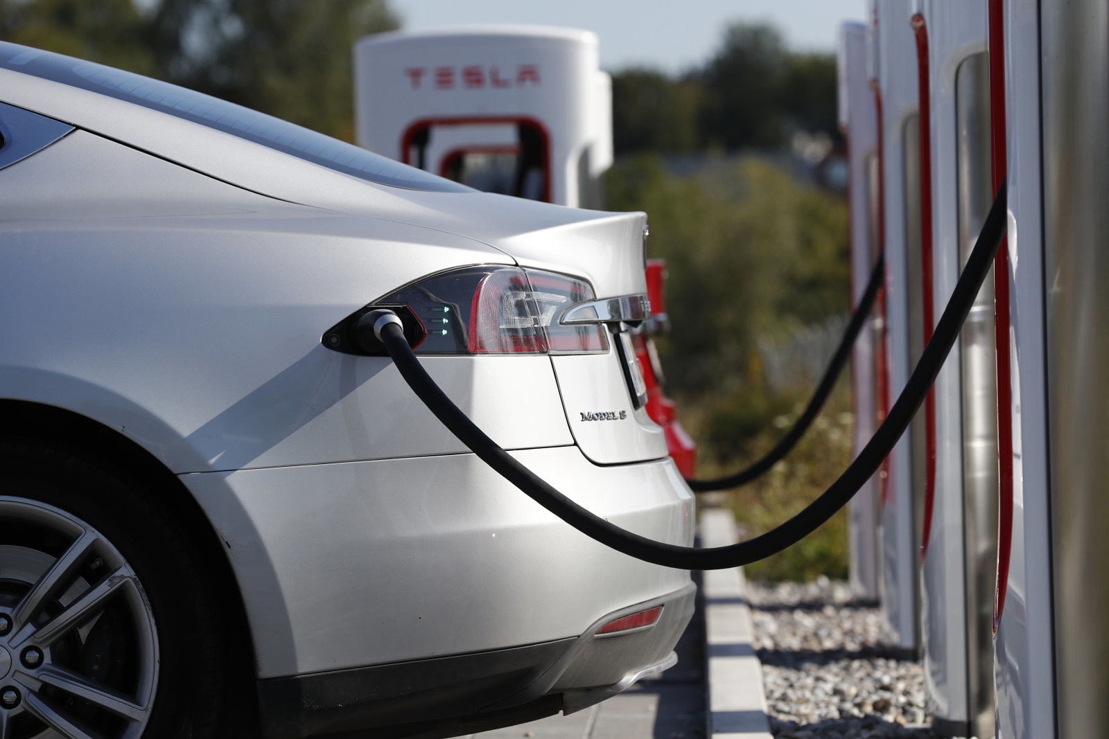 Siguiendo el ejemplo de Apple: Tesla retiró el cargador de la entrega de sus coches eléctricos Siguiendo el ejemplo de Apple: Tesla retiró el cargador de la entrega de sus coches eléctricos