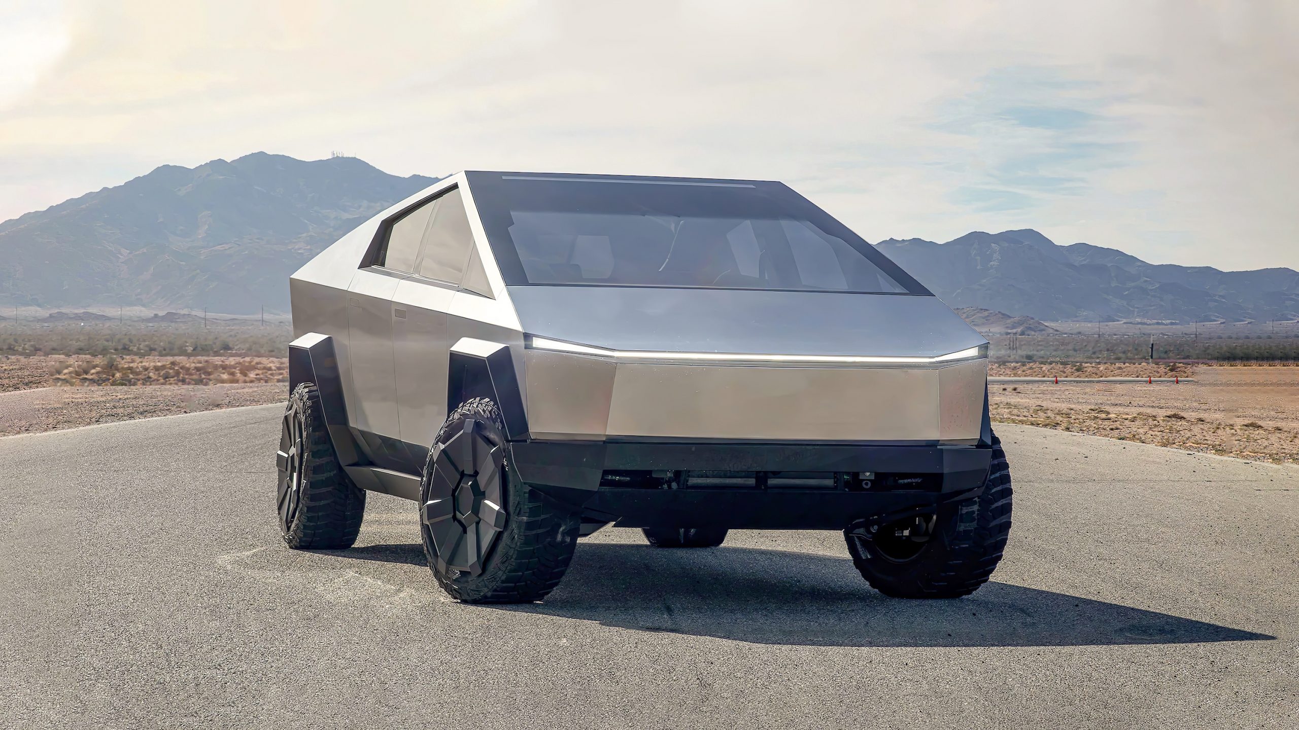 Elon Musk anunció una nueva versión de Tesla Cybertruck, con cuatro motores y modos de tanque y cangrejo Elon Musk anunció una nueva versión de Tesla Cybertruck, con cuatro motores y modos de tanque y cangrejo