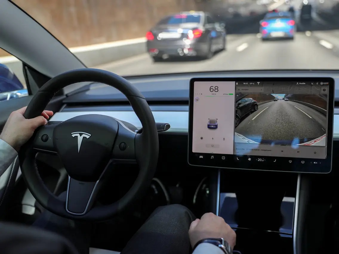 Culpan al piloto automático de Tesla de un accidente masivo: colisionaron 8 coches y 9 personas resultaron heridas, entre ellas un niño Culpan al piloto automático de Tesla de un accidente masivo: colisionaron 8 coches y 9 personas resultaron heridas, entre ellas un niño