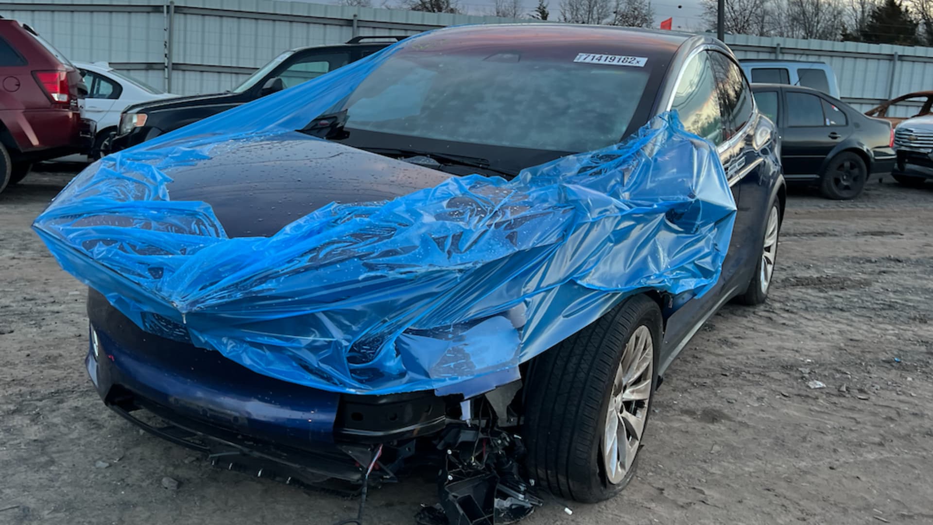 Un redactor de CNBC vendió su Tesla Model X por piezas y ahora circula por Ucrania y envía mensajes a su antiguo propietario.